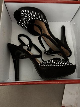 Zapatos de fiesta negros y plateados