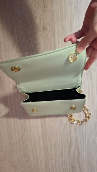 Bolso acolchado verde menta con cadena dorada