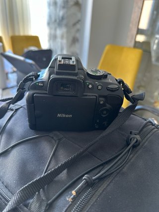 ⁠Nikon D5100 a REVENTAR DE EXTRAS + Pack Iluminac.
