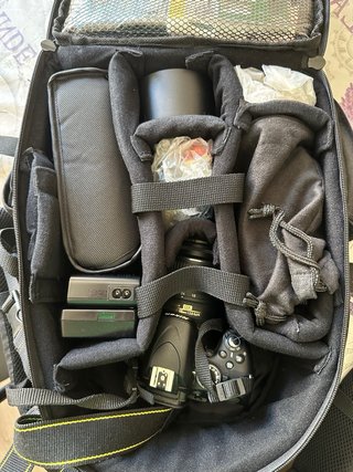 ⁠Nikon D5100 a REVENTAR DE EXTRAS + Pack Iluminac.