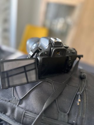 ⁠Nikon D5100 a REVENTAR DE EXTRAS + Pack Iluminac.