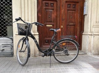 Bicicleta negra con cesta