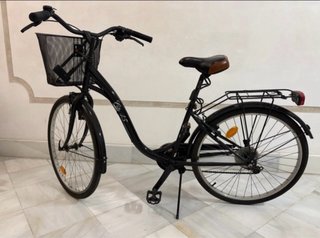 Bicicleta negra con cesta