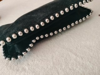 Bolso negro con tachuelas plateadas