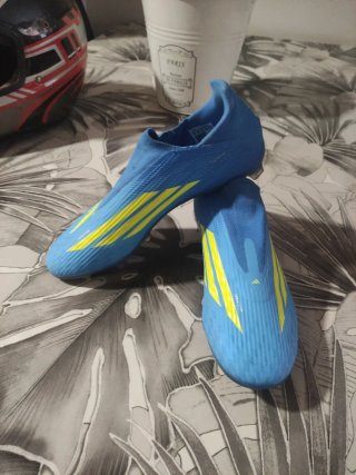 Botas de fútbol niño azul y amarillo.