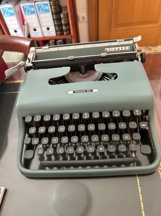 Máquina de escribir Olivetti Pluma 22
