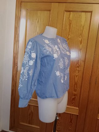 Blusa Malaya bordada azul y blanca