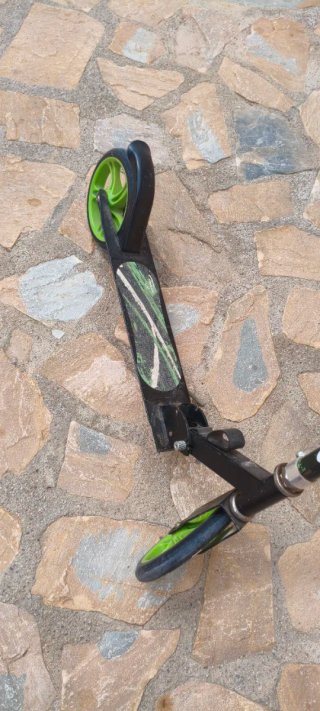 Patinete verde y negro