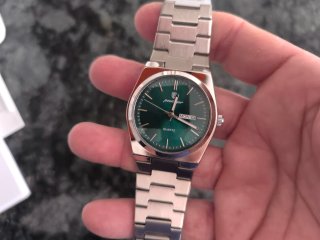 Reloj de pulsera con esfera verde