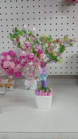 Ramo de flores moradas y plateadas .árboles decora