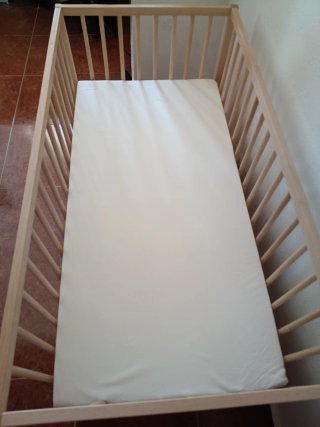 Cuna bebé madera IKEA.