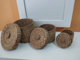 Cestas de mimbre redondas y ovaladas