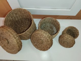 Cestas de mimbre redondas y ovaladas