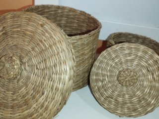 Cestas de mimbre redondas y ovaladas
