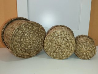 Cestas de mimbre redondas y ovaladas