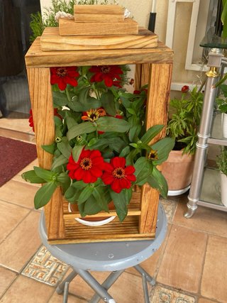 Farol de madera ( las luces y flores no van inclin