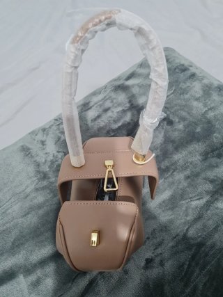 Bolso Beige con detalles dorados
