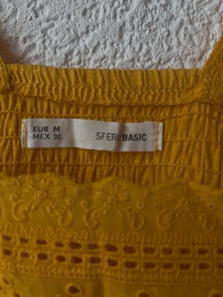 Vestido largo amarillo con encaje