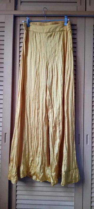Pantalón Zara fluido raso dorado