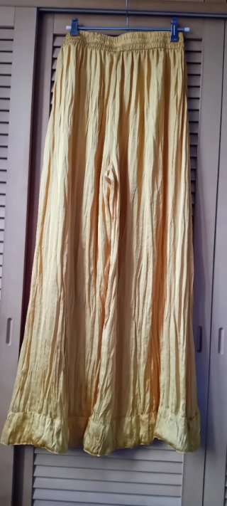 Pantalón Zara fluido raso dorado