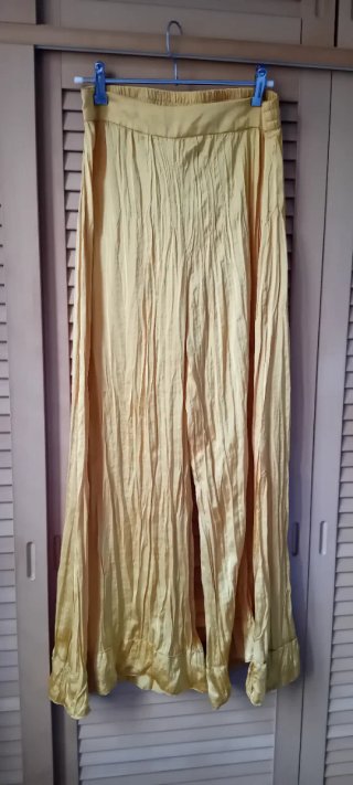 Pantalón Zara fluido raso dorado