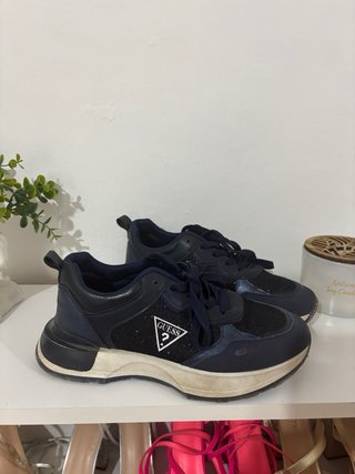 Non è un pacchetto. Scarpe sportive da donna in buone condizioni.