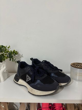 Non è un pacchetto. Scarpe sportive da donna in buone condizioni.