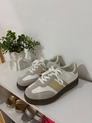 Non è un pacchetto. Scarpe sportive da donna in buone condizioni.
