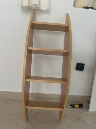 Estantería de madera con baldas