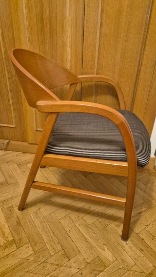 4 Sillones de madera con asiento a rayas.