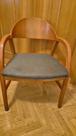 4 Sillones de madera con asiento a rayas.