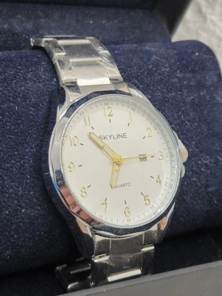 Reloj Skyline Elegante Plata y Blanco