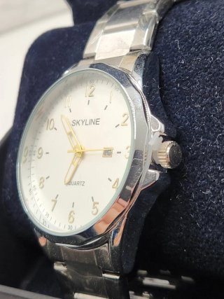 Reloj Skyline Elegante Plata y Blanco
