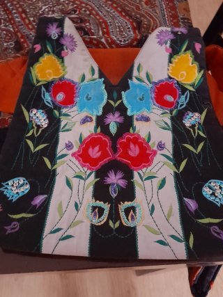 Bolso de mano con bordados florales