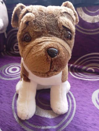 Peluche perro marrón y blanco