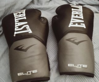 Pack Boxeo Everlast: Guantes 12 oz + Vendas