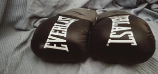 Pack Boxeo Everlast: Guantes 12 oz + Vendas
