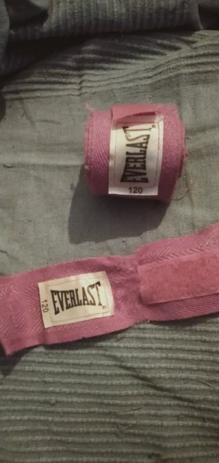 Pack Boxeo Everlast: Guantes 12 oz + Vendas