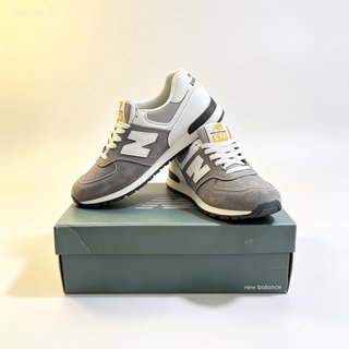Zapatillas New Balance grises y blancas