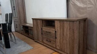 Estantería de madera con cajones y puertas