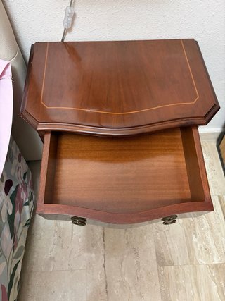 2 Mesitas de noche clásica de madera