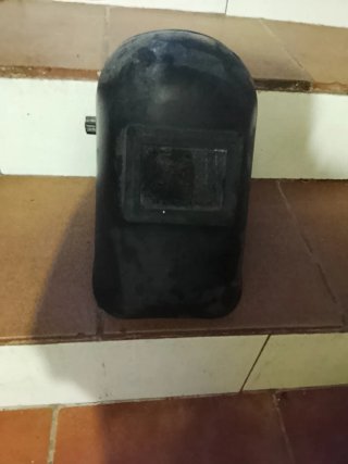 Máscara de soldar negra y amarilla