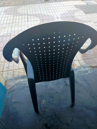 Sillas de plástico negras para terraza.