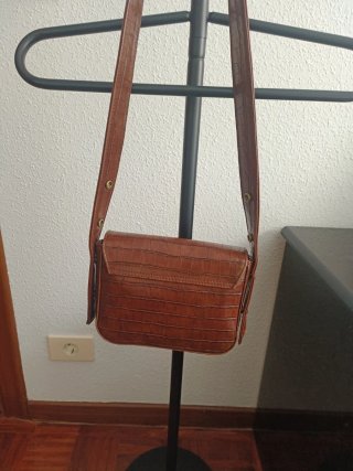 Bolso.  It's lava marrón efecto piel