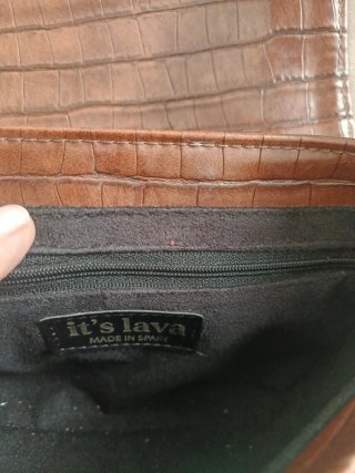 Bolso.  It's lava marrón efecto piel