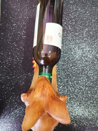 Botellero madera artesano con figura de conejo