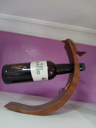 Botellero madera artesano con figura de conejo