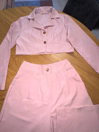 Conjunto rosa crop top y pantalón ancho