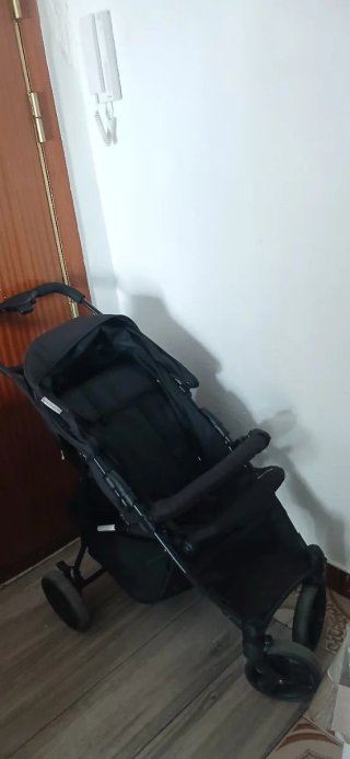 Carro de bebé negro