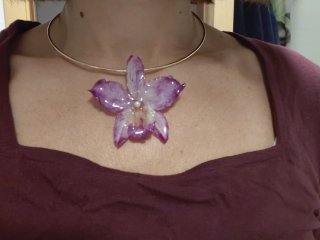 Precioso collar de orquidea preservada en resina